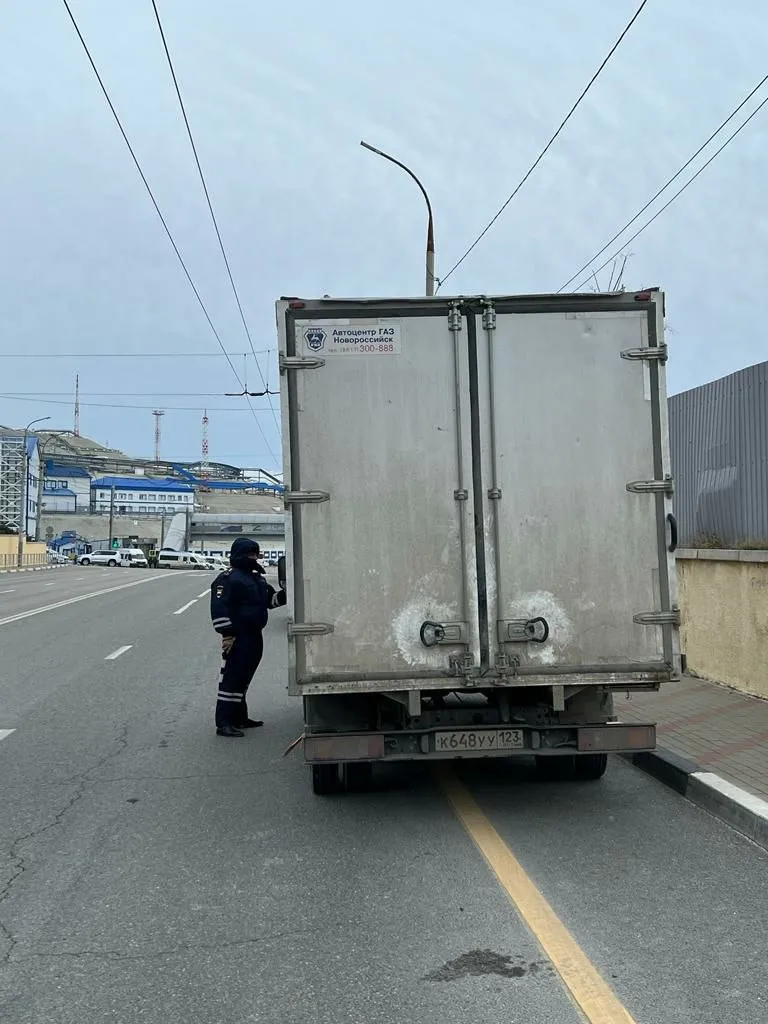 Из за сильных порывов ветра ограничено движение большегрузного транспорта направляющихся из Новороссийска в сторону Геленджика Сотрудники Госавтоинспекции города героя рекомендуют воздержаться от поездок в данном направлении Будьте внимательны и осторожны Радио 104FМ Новая Россия Мы в МАХ