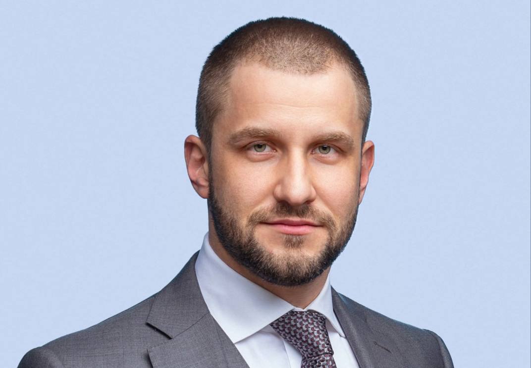Новым гендиректором Capital Group и председателем правления компании стал Михаил Хвесько До назначения он занимал пост исполнительного директора и члена правления компании Ранее правление застройщика возглавляла Валентина Становова Теперь же она будет членом совета директоров членом правления а также займется менеджментом инвестиционного направления Основатель Capital Group Павел Тё считает что системная реорганизация корпоративного управления позволит повысить эффективность как операционных так и стратегических решений в рамках холдинговой структуры Справочно По данным Всeостройке pф Capital Group занимает 36 е место в Москве по объему текущего строительства жилья Надежность девелопера 4 2