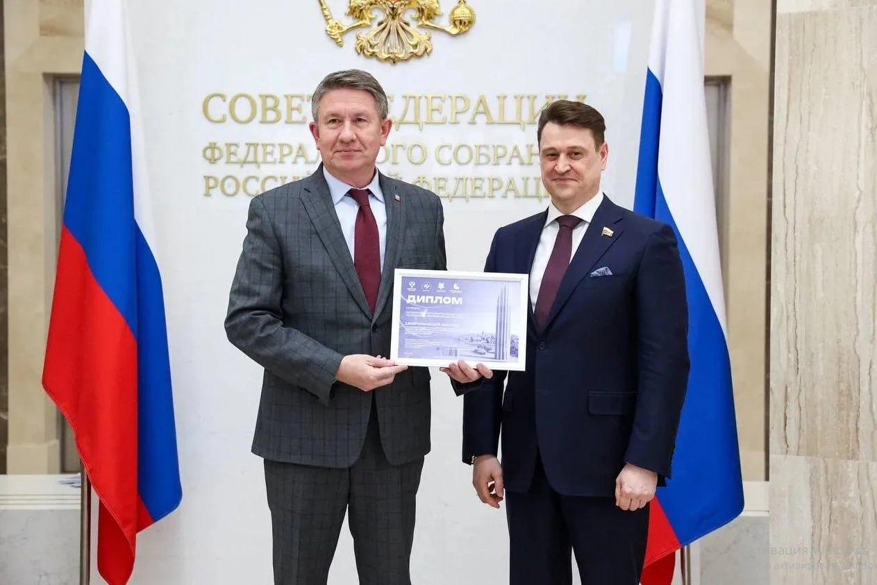 Челябинские муниципалитеты отмечены на Всероссийском форуме по благоустройству В Москве состоялся II Всероссийский форум Въездные стелы муниципальных образований и входные группы общественных пространств Опытом благоустройства на форуме поделился председатель правления Совета муниципальных образований Челябинской области глава Саткинского муниципального округа Александр Глазков Именно стела Сатки в прошлом году стала победителем всероссийского конкурса а в прошлом году в городе оформилась Галерея скверов По словам Александра Глазкова реализовывать проекты благоустройства удается во многом при поддержке бизнеса Очень ценно что наш опыт взаимодействия с бизнесом в создании современных общественных пространств получил признание на таком высоком уровне прокомментировал Александр Глазков Читайте Губернию теперь и в МАХ