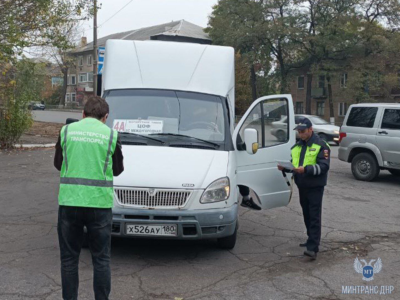 Санитарно-техническое состояние пассажирского транспорта проверили в Снежном  Во исполнение поручения Главы ДНР Дениса Пушилина сотрудники регионального Минтранса совместно с представителями УГИБДД МВД по ДНР и администрации г. Снежное провели мониторинг технического и санитарного состояния автобусов городских маршрутов, отправляющихся с АС «Снежное».  В ходе мониторинга:    обследовано 10 транспортных средств, обслуживающих маршруты №№ 11 А, 7, 2, 4А, 8, 18;    все обследованные транспортные средства имели удовлетворительное техническое и санитарное состояние;    в 4 транспортных средствах, обслуживающих маршруты №№ 11А, 7, 18, 4А, были выявлены замечания в части отсутствия необходимой визуальной информации в салоне.  ‼  В рабочем порядке сотрудники Минтранса проинформировали перевозчиков о необходимости устранения выявленных замечаний в установленные законодательством сроки.   С водительским составом проведена разъяснительная беседа относительно необходимости соблюдения требований Правил перевозок пассажиров и багажа автомобильным транспортом и городским наземным электрическим транспортом и корректного общения с пассажирами.  Минтранс ДНР Подпишись