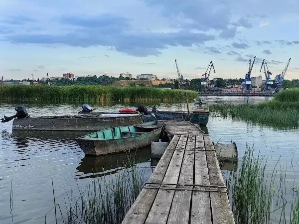 В Аксайском районе Ростовской области 27 сентября спасатели обнаружили труп 80-летнего мужчины в реке в станице Старочеркасской.  Тело было найдено во время осмотра водоема. Личность погибшего еще не установлена, обстоятельства происшествия выясняются.  Напомним, что купальный сезон в регионе продлили до октября, несмотря на похолодание, и жители продолжают купаться в реках.