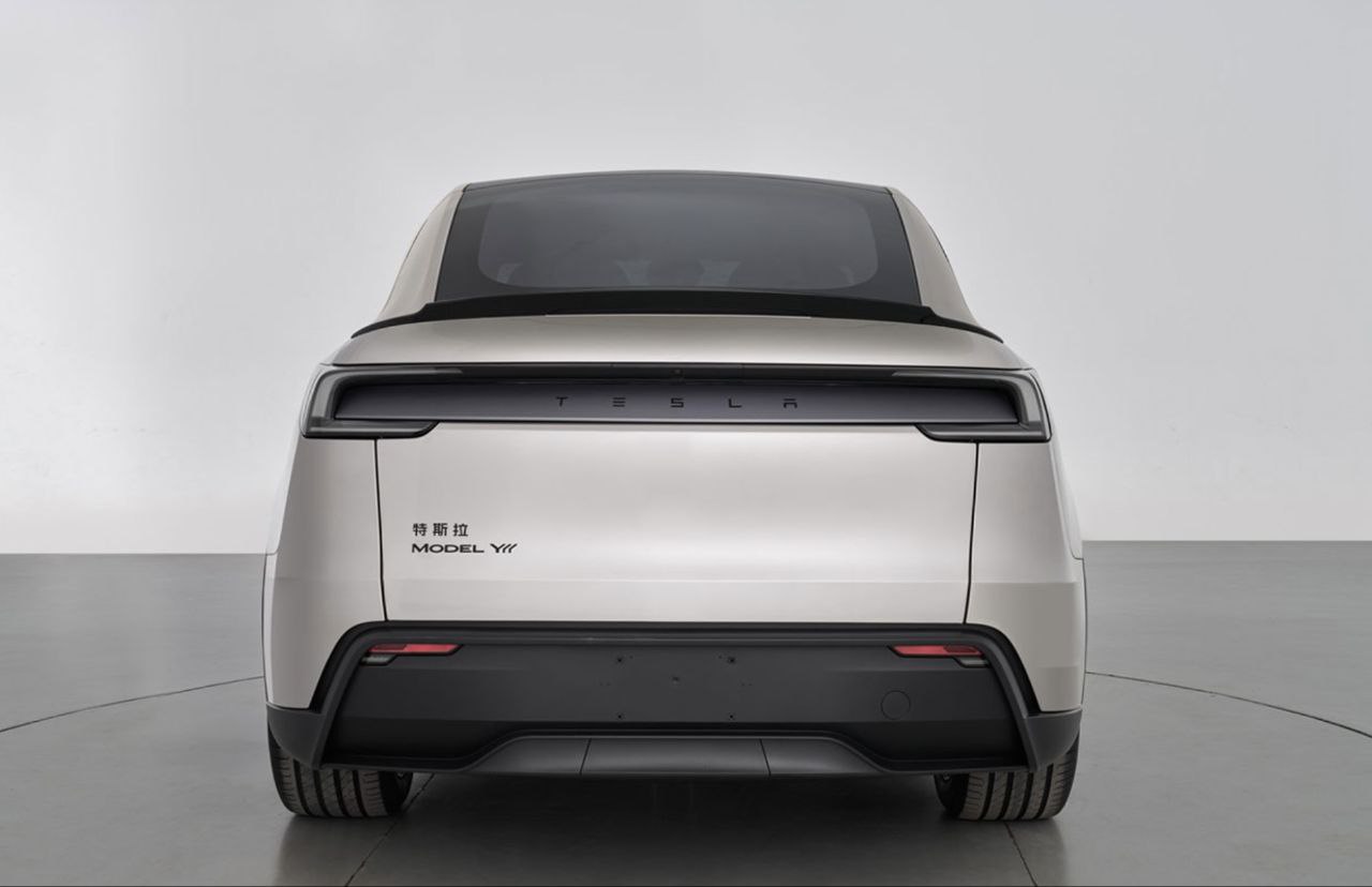 Tesla анонсирует новую модель YL, которая выйдет этой осенью  Tesla анонсировала новую Model YL — более крупную 6-местную Model Y с удлиненной колесной базой, которая поступит в продажу в Китае этой осенью.  Информация о ней официально появилась на сайте МИИТ для одобрения регулирующими органами.   В таблице приведено сравнение модели Y, вышедшей ранее в этом году, и новой YL. Видно, что YL длиннее на 180 мм и на 24 мм выше. Колесная база также увеличилась на 150 мм.   Похоже, Маск считает, что дополнительный ряд сидений поможет значительно увеличить продажи. По сути, новая YL всего лишь очередная комплектация Model Y.  Пока Tesla не возобновит серьезные исследования и разработки по созданию действительно новых транспортных средств, продажи будут продолжать падать. Особенно это актуально в Китае, где BYD абсолютно доминирует на рынке благодаря множеству моделей для разных категорий потребителей.    — Тесла уже ничего не спасёт, её время прошло   — сейчас Маск поднапряжется и рванёт   Прислать новость      Наши чаты   #evНовости