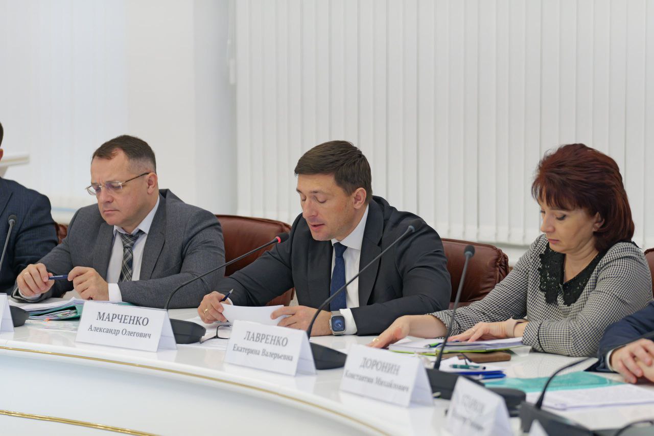 Министр Александр Марченко рассказал о результатах работы региона с Агентством стратегических инициатив Сегодня на ПДС Губернатора с исполнительными органами области министр Александр Марченко представил доклад о сотрудничестве региона с Агентством стратегических инициатив официально закрепленном в 2022 году Основные направления партнерства Инвестиционный климат По итогам Национального рейтинга инвестиционного климата формируемого АСИ в 2025 году Саратовская область вошла в топ 10 лучших субъектов РФ А в рамках реализации Национальной модели целевых условий ведения бизнеса утверждена дорожная карта Сильные идеи для нового времени В 2025 году на форум АСИ от нашей области поданы 2415 проектов 3 е место в РФ А саратовское приложение CardioControl стало победителем конкурса растущих брендов Знай наших Промышленный туризм 29 предприятий уже открыли свои двери для экскурсий За полгода их посетили более 17 000 человек От Саратовдизельаппарата до мебельной фабрики Мария увидеть производство изнутри может каждый Креативные индустрии В регионе создана целая экосистема нормативная база Клуб продюсеров портал Креативный Саратов Осенью успешно прошел форум Креативный Саратов и бизнес миссия в Санкт Петербург Стандарт общественного капитала бизнеса Саратовская область вошла в число пилотов по внедрению Стандарта поощряющего компании которые вкладываются в развитие региона Партнерство с АСИ носит не формальный характер а ведет регион к реальным результатам отметил Александр Марченко Подробнее на Инвестпортале