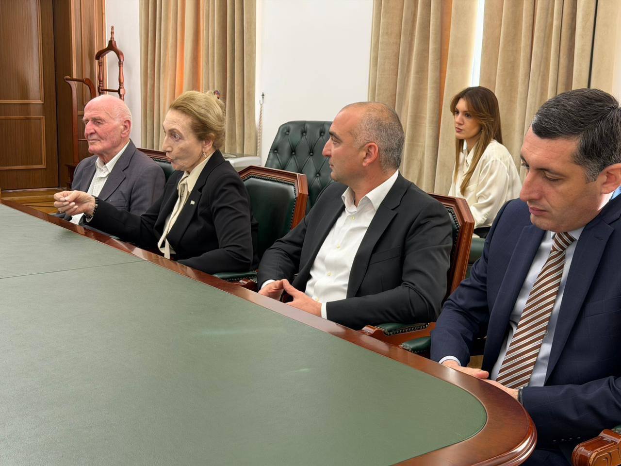 Встреча Президента Абхазии с членами Общественной палаты   Сегодня Президент Абхазии Бадра Гунба встретился с секретарем Общественной палаты Гули Кичба а также с членами Общественной палаты Сократом Джинджолия Даутом Агрба и Эрастом Агумава   На встрече секретарь Общественной палаты Гули Кичба ознакомила Президента с текущей деятельностью Общественной палаты в частности с работой Общественной палаты Абхазии VI созыва   Гули Кичба также отметила активное взаимодействие с Общественной палатой Российской Федерации   Секретарь Общественной палаты сообщила о желании членов палаты провести встречу с Президентом для обсуждения актуальных вопросов развития страны   Сократ Джинджолия в свою очередь сказал что во время этой встречи члены Общественной палаты хотели бы услышать предложения и мнение Президента по реформированию органов государственного управления   Президент отметил что считает Общественную палату важным общественным институтом который традиционно играет положительную стабилизирующую роль в обществе   Бадра Гунба подчеркнул что Общественная палата не раз становилась местом встречи власти и оппозиции где открыто обсуждались актуальные вопросы а также способствовала снятию напряженности в обществе во время политических кризисов   Глава государства выразил готовность и в дальнейшем активно сотрудничать с этим важным общественным институтом   На встрече также обсуждался вопрос проведения большого форума с участием всех политических сил Абхазии органов власти представителей религиозных и общественных движений Целью форума является активное обсуждение вопросов способствующих объединению общества   Сократ Джинджолия сказал что он не считает что общество разделено как иногда драматизируют Он подчеркнул что это политическая конкуренция что является обычным явлением для демократических обществ а народ Абхазии един в стремлении построить свободное демократическое независимое государство   Форум будет проведен Общественной палатой а государство как отметил Президент окажет необходимое содействие в его подготовке и организации   Президент также сказал что обязательно встретится с членами Общественной палаты до конца срока действия VI созыва и расскажет о своем видении изменений в системе государственного управления   Состоялся широкий обмен мнениями ПРЕЗИДЕНТ АБХАЗИИ