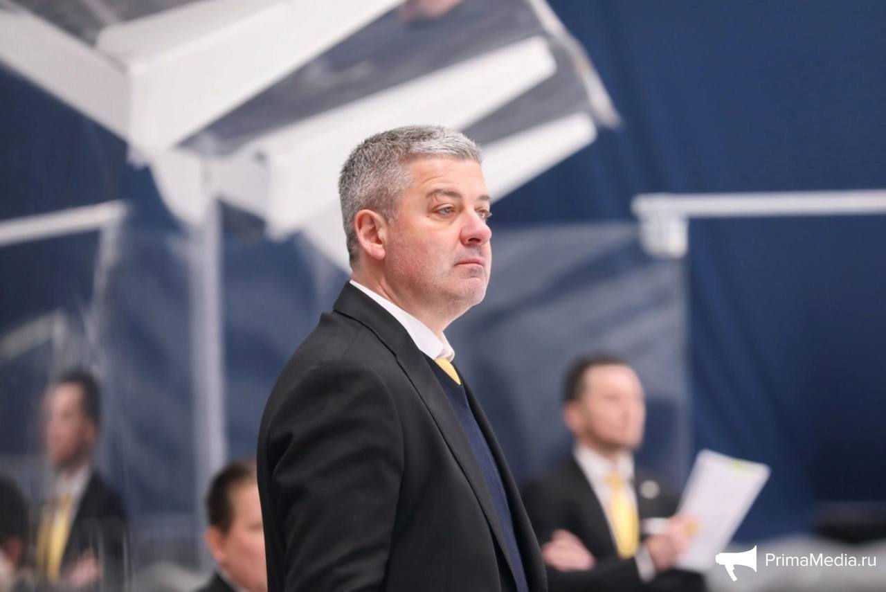 Экс наставник Адмирала Леонид Тамбиев официально вошел в тренерский штаб СКА Ранее Игорь Ларионов подтвердил что Тамбиев будет отвечать за организацию игры нападающих команды Планировалось что специалист дебютирует на скамейке СКА уже в конце января однако в выездных матчах со Спартаком и ЦСКА он наблюдал за игрой с трибуны Теперь же клуб официально объявил о его назначении пожелав Леониду Григорьевичу успехов в Санкт Петербурге С ноября 2021 по декабрь 2025 года Тамбиев был главным тренером Адмирала дважды выводил команду в плей офф КХЛ а в сезоне 2022 23 впервые в истории клуба дошёл до второго раунда Кубка Гагарина Он является самым успешным тренером за историю владивостокской команды   PrimaMedia в       подпишись 18