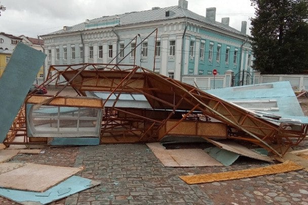 "Без бензопилы не выезжайте". В Выборге ветром сносило деревья и реквизит для кино  В соцсетях публикуют последствия ураганного шторма в Выборгском районе Ленинградской области. Ветру сдаются деревья, павильоны остановок и «потемкинские» декорации.