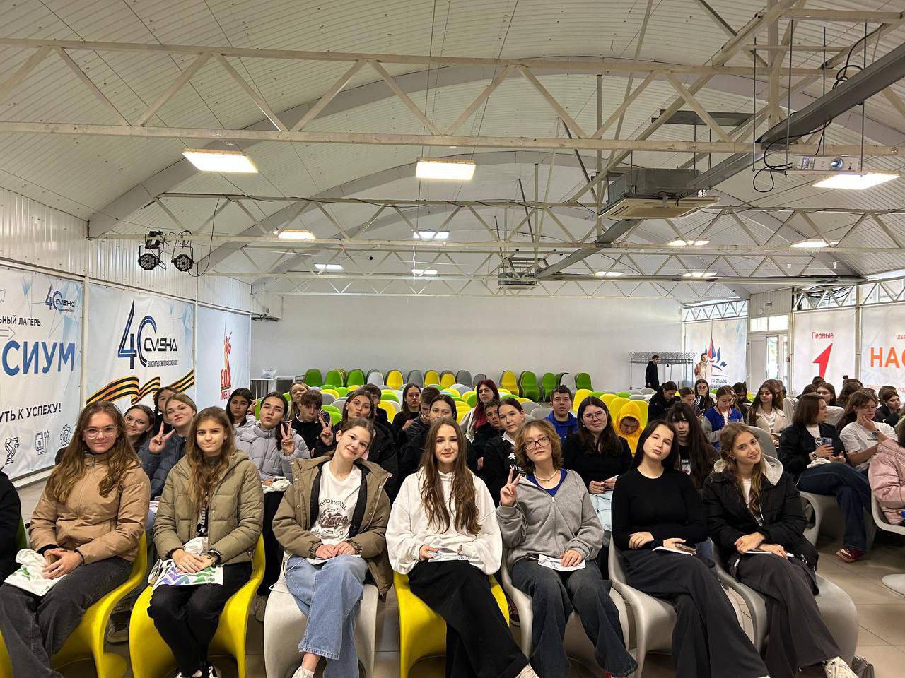 Интернет газета Степные вести Новости Калмыцкие школьники стали участниками профориентационной смены в Анапе Школьники из Калмыкии приняли участие в профориентационной смене Педагогика Век новых Возможностей в рамках проекта Билет в будущее Мероприятие проходило с 31 октября по 13 ноября во всероссийском детском центре Смена в Анапе и объединило более 200 школьников из разных регионов России среди которых обучающиеся Городовиковской многопрофильной гимназии им Б Б Городовикова Алеся Ткаченко Екатерина Форш и обучающийся Городовиковской СОШ 3 Дмитрий Остапенко У вас есть новость которой вы хотите поделиться Расскажите нам Stepnyevesti bot Подписаться на stepnyevesti Калмыкия Калмыкия Элиста регион08 Степные вести c источник