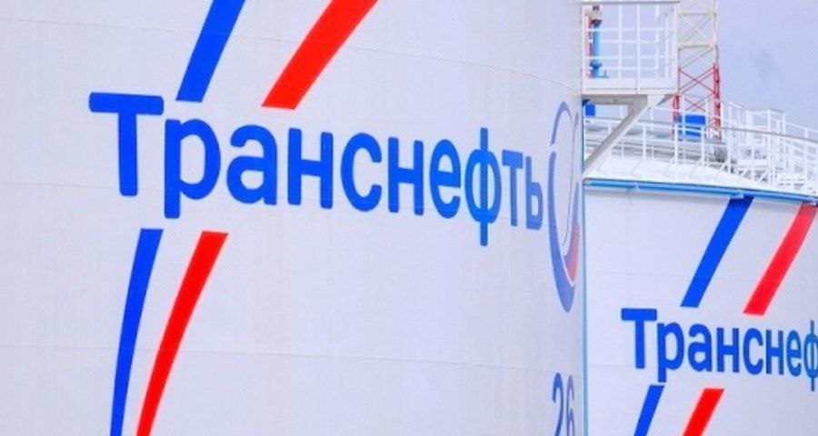 Чистая прибыль "Транснефти" по РСБУ за 9 мес. составила 97 млрд руб. по сравнению с 190,6 млрд руб. годом ранее, сообщила компания.  "Сокращение вызвано главным образом изменением на сумму 133,2 млрд руб. переоценки стоимости находящихся на балансе компании акций ПАО "НМТП"  Новороссийский морской торговый порт - ИФ , сложившейся из отрицательной переоценки за 9 месяцев 2024 года в размере 31,8 млрд руб. и положительной переоценки в сумме 101,4 млрд руб. за 9 месяцев 2023 года. Переоценка акций является неденежной операцией и отражается в статьях Прочие доходы/Прочие расходы", - поясняет компания. При этом переоценка акций ПАО "НМТП" не включается в отчетность группы по МСФО и не влияет на расчет дивидендов.  " Без учета указанного фактора и налогового эффекта от переоценки чистая прибыль по итогам 9 месяцев 2024 года составила 122,5 млрд руб., увеличившись на 13 млрд руб.  +11,9% г/г ", - отмечает компания. #trnfp