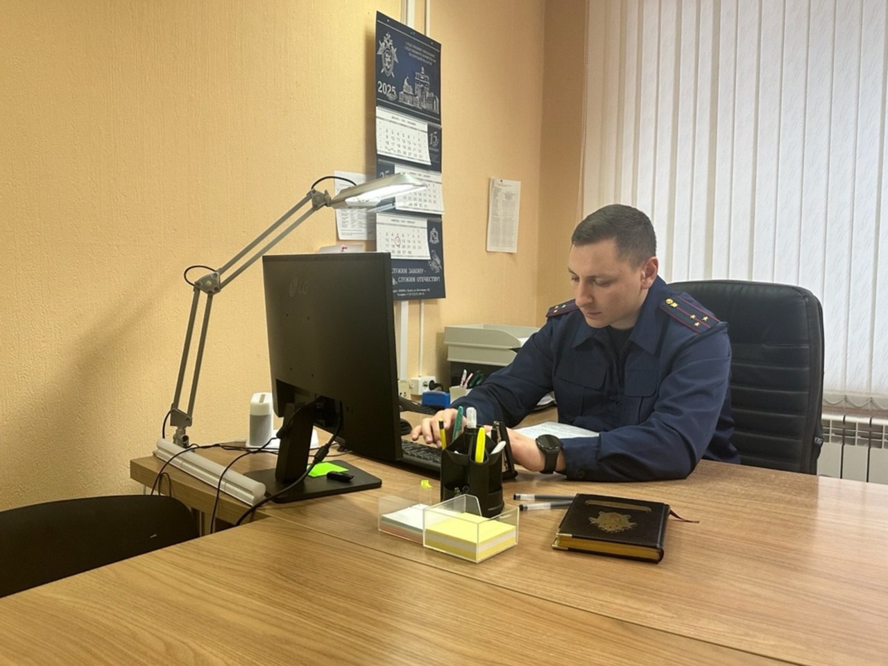 В Курской области пьяный водитель скутера пытался дать взятку инспектору ДПС Золотухинский межрайонный следственный отдел СУ СК России по Курской области возбудил уголовное дело в отношении 40-летнего местного жителя, подозреваемого в даче взятки. Как выяснили следователи, 20 июня в Золотухинском районе экипаж ДПС остановил водителя скутера. У мужчины выявили признаки алкогольного опьянения. Фигуранта доставили в отдел полиции, но тот хотел избежать наказания, поэтому положил под папку с документами 50 тысяч рублей. - Инспектор отказался от получения денежных средств и пресёк противоправные действия, после чего мужчина был задержан сотрудниками правоохранительных органов, - отметили в пресс-службе СК. Расследование продолжается. Фото: СУ СК России по Курской области