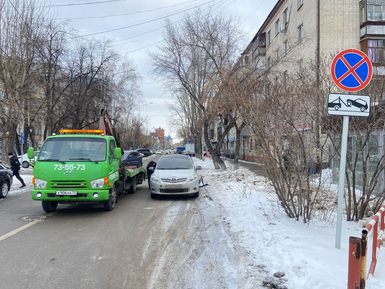 Сотрудники Госавтоинспекции наводят порядок в центре Тюмени, привлекая к ответственности водителей, неправильно припарковавших свои автомобили. В первую очередь  внимание уделяется транспорту, создающему помехи для движения пешеходов и транспорта.   Под особым контролем соблюдение правил парковки на привокзальной площади.