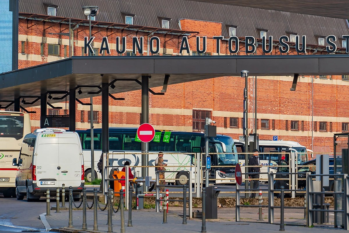 Литва угрожает отменить автобусное сообщение с Белоруссией Литва рассматривает возможность полного прекращения регулярного автобусного сообщения с Белоруссией Об этом заявил министр внутренних дел республики Владислав Кондратович в интервью агентству BNS Вопрос находится на стадии обсуждения Надо уяснить как это подействует на белорусский режим будет ли для него болезненной мерой или ещё больше вызовет враждебное отношение к Евросоюзу приводит агентство прямую цитату министра Геополитика