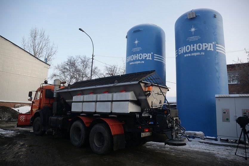 В Томске на дорогах заменили химию на старую добрую пескосоль Из за резких морозов когда днём 4 а ночью под 30 реагент Бионорд перестал работать Коммунальщики вернулись к проверенному способу песко соляной смеси которая в такую погоду справляется с гололёдом лучше Химреагент теперь используют только на остановках там пешеходов много и нужно больше безопасности А на сами дороги пока сыпят классику Как только потеплеет подход могут снова поменять Погодные качели диктуют свои правила Подписаться Регион 70   Прислать новость