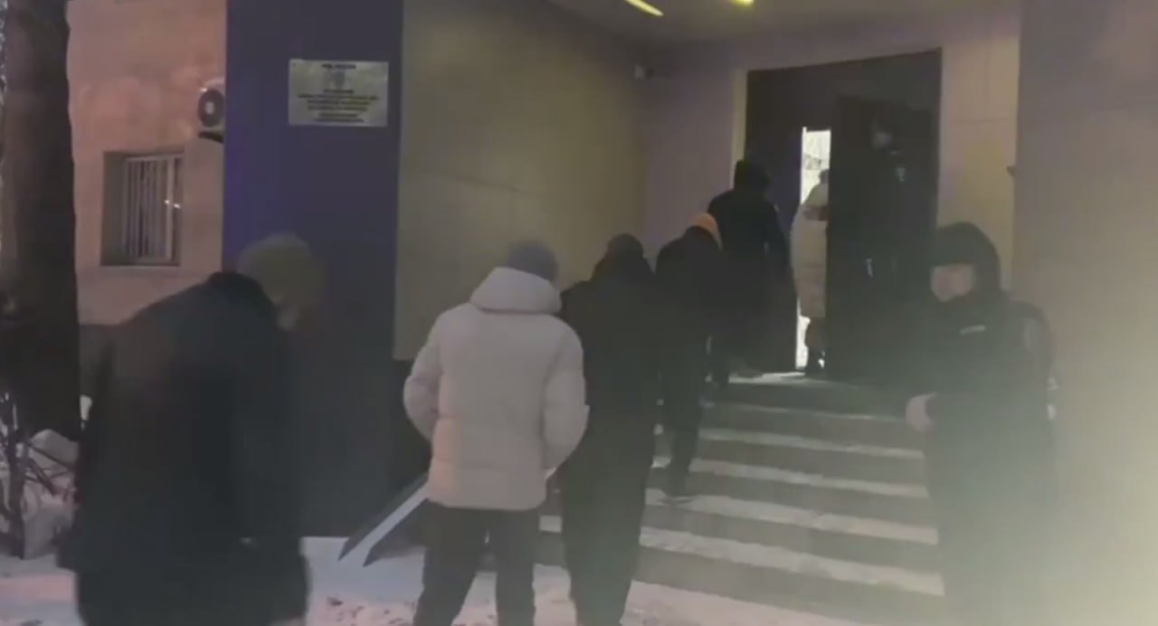 Полиция нашла 16 нелегалов в ходе рейда в Челябинске Сотрудники полиции в ходе рейда Нелегальный мигрант проверили места массовой концентрации иностранцев в Тракторозаводском районе В результате задержаны 16 гастарбайтеров За нарушения правил нахождения в РФ и осуществления трудовой деятельности они доставлены в отдел полиции уточнили в МВД Одного из задержанных выдворят из страны Читайте о жизни города даже при сбоях интернета Подписывайтесь на Вечерний Челябинск в Мах