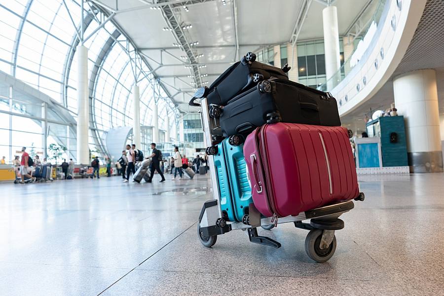 Весенние каникулы стали пиком спроса на зарубежный отдых для семей с детьми Статистика показывает рост интереса к поездкам за границу на 78 а доля таких бронирований достигла 48 Наибольшей популярностью пользуются Турция и Китай предлагающие широкий спектр развлечений и услуг для семейного отдыха Рост спроса может быть обусловлен как стремлением к разнообразию и новым впечатлениям так и более выгодными ценами на зарубежные направления по сравнению с внутренним туризмом Также возможно сыграла роль стабилизация геополитической обстановки и упрощение визовых процедур Подпишись на нас в МАХ