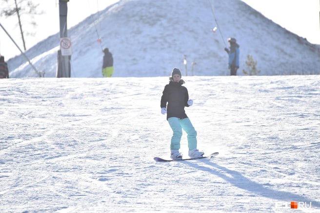 Гора Соболиная откроет зимний сезон 13 декабря С 12 00 до 18 00 гостей ждет насыщенная праздничная программа На главной сцене запланированы различные активности и выступления лучших диджеев Иркутска Любителей экстрима ждут бесплатный мастер класс по джиббингу и соревнования в сноупарке а кульминацией дня станет яркий массовый спуск с цветным дымом Завершится праздник выступлением кавер группы Ботаникал Гардэн В течение дня будут разыгрываться ценные подарки среди которых сезонный абонемент на подъемники и сертификат на покупку сноуборда Читайте IrCity в MAX