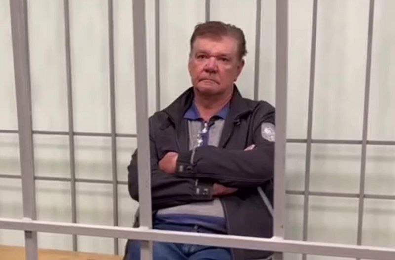 Скандально известного красноярского бизнесмена Владимира Егорова выпустили из СИЗО Суд изменил основателю СК Сибиряк меру пресечения с заключения под стражу на запрет определенных действий Владимиру Егорову запрещено общаться с определённым кругом лиц Из под стражи его освободили немедленно В следственном управлении СК РФ по Красноярскому краю и Хакасии уточнили что причиной стало имеющееся у Владимира Егорова заболевание В чем обвиняют Егорова