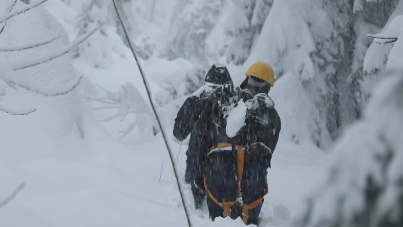 Непогода повредила линии электропередач в Западной Грузии Особенно сложная ситуация сложилась в регионах Имерети и Самегрело там с утра было нарушено электроснабжение железной дороги Технические службы уже устранили неполадки и движение поездов восстановилось Как сообщили Грузинские железные дороги поезда ходят по расписанию и без перебоев Из за сложных метеорологических условий все службы ГЖД перешли на особый режим работы Sputnik Грузия Telegram Сайт VK OK Дзен MAX