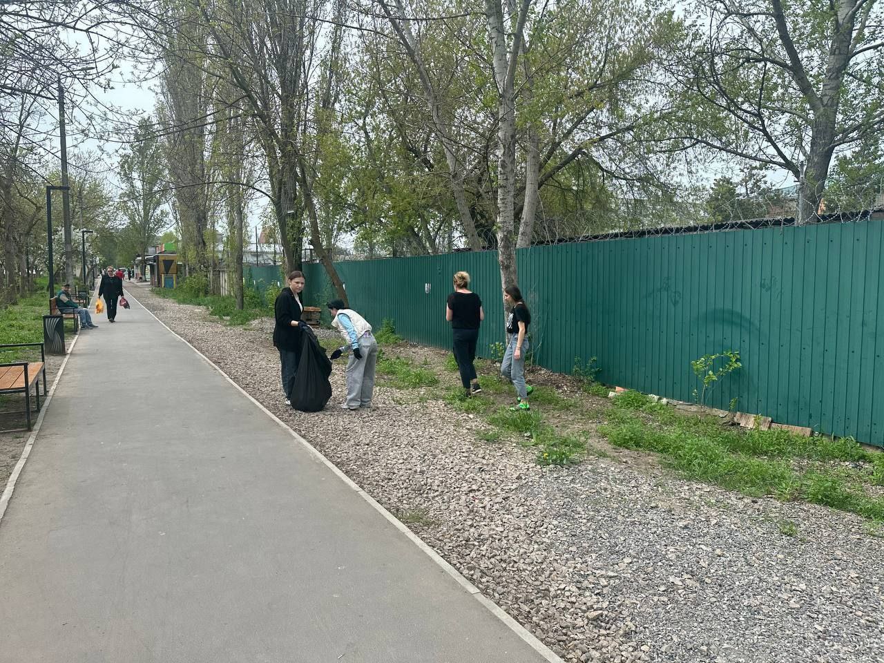 Студенты профессионального лицея в Бердянске навели порядок в сквере «Основателям Бердянска», убрав мусор и приведя территорию в порядок.