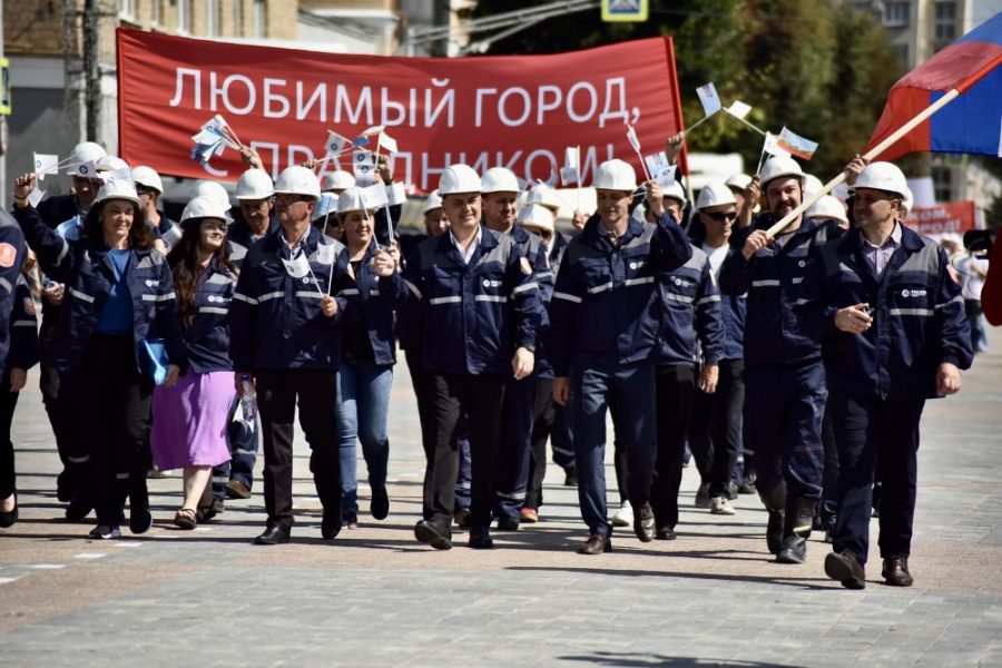 На центральной площади Орла впервые состоялся Парад предприятий  В торжественном шествии приняли участие более 20 ведущих предприятий и организаций региона.