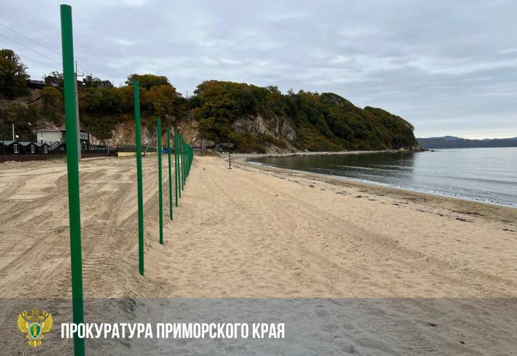Прокуратура Партизанского района начала проверку после появления в социальных сетях сообщений о незаконном строительстве на пляже в поселке Волчанец На опубликованных кадрах видно как прибрежная линия огорожена забором и на ней ведутся работы Для проверки информации на место лично выехал районный прокурор Александр Смирнов Ведомство с привлечением профильных специалистов проверит законность возведения забора и других построек а также выяснит на каком основании был занят участок у воды Особое внимание прокуратура уделит действиям должностных лиц которые принимали решение о передаче прибрежной земли в собственность По результатам проверки будет принят комплекс мер для устранения возможных нарушений