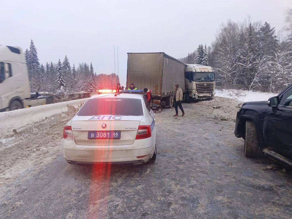 Пермский тракт перекрыли из за аварии На участке около Ачита 218 км столкнулись легковушка и грузовик рассказали в пресс службе ГАИ по Свердловской области Люди не пострадали но движение в сторону Екатеринбурга заблокировано фура перегородила дорогу Длина пробки достигает 4 км Фото пресс служба ГАИ   Подписывайся на 66 RU Новости из Екатеринбурга