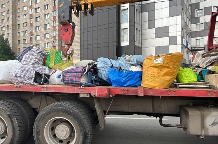 У уличных торговцев в Новосибирске изъяли крупную партию одежды Новые места несанкционированной торговли выявили сотрудники департамента инвестиций мэрии Новосибирска в ходе рейда в Дзержинском районе. В этот раз незаконные торговцы пытались торговать одеждой. В ходе рейда изъято более 80 сумок с товаром, сообщили в департаменте. Продавцы с места нарушения скрылись. Подробнее читайте по ссылке INFOPRO54 Фото предоставлено пресс-службой мэрии Новосибирска.
