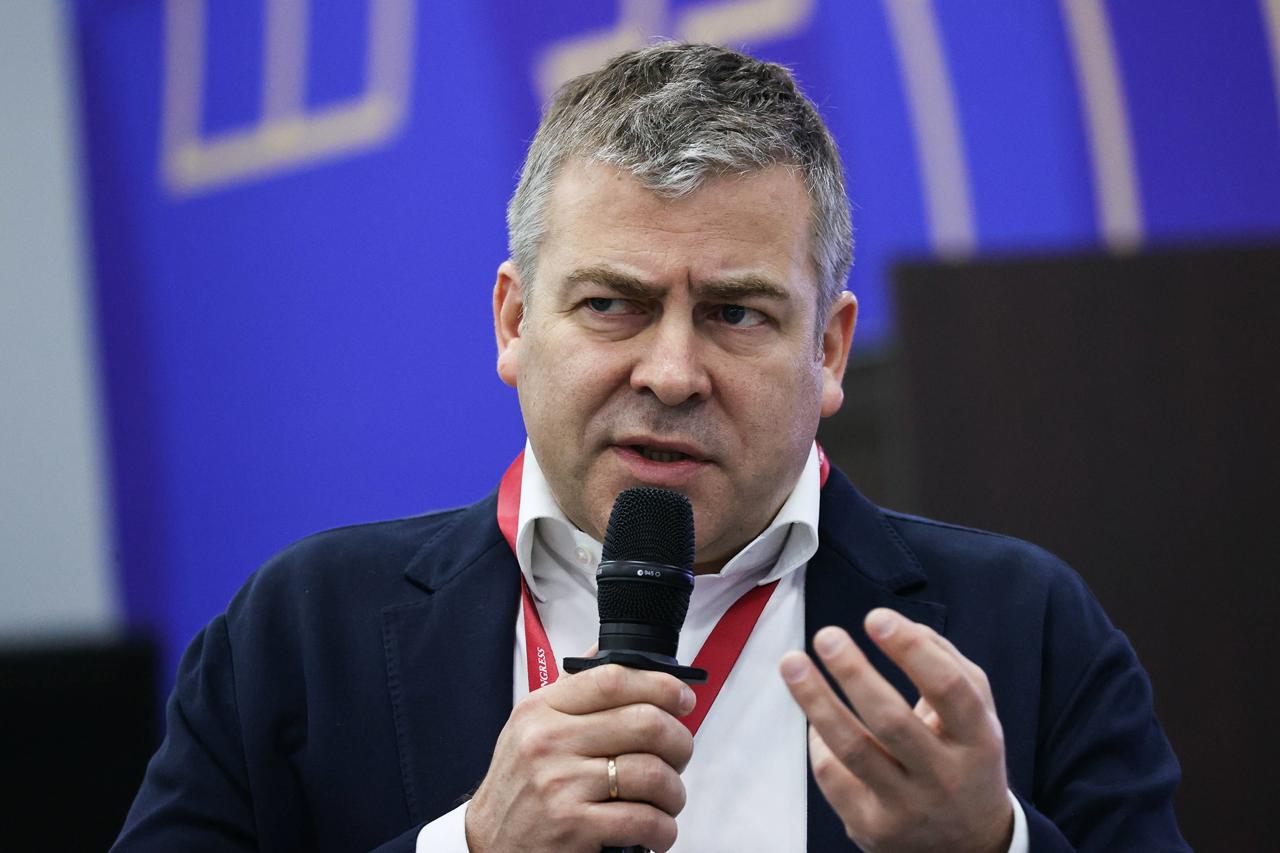 В России появился новый долларовый миллиардер — глава фармкомпании «Промомед» Петр Белый Белый — держатель контрольного пакета акций «Промомед» примерно 88% , которые в ходе торгов на Мосбирже в понедельник, 9 июня, достигали в цене 420,85 руб. за штуку. Весь пакет предпринимателя, таким образом, оценивался в 78,4 млрд рублей, то есть в сумму, эквивалентную $1 млрд. По данным журнала, 60% выручки «Промомеда» обеспечивают препараты, которые используются в сфере онкологии и эндокринных заболеваний. При этом Forbes называет наиболее известной продукцией компании противовирусные препараты для лечения COVID-19, средства против ожирения, включая аналог «Оземпика», и раствор для лечения суставов : Михаил Терещенко / ТАСС
