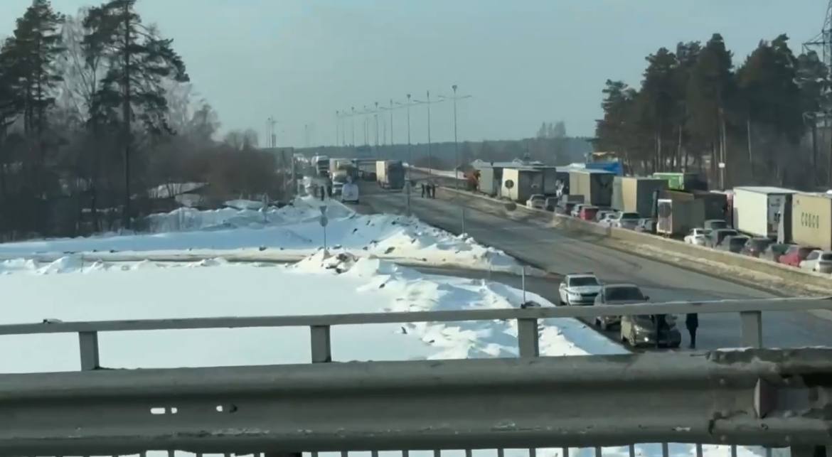 В Перми на Западном обходе из-за рухнувшей опоры образовалась пробка На Западном обходе рядом с ул. Светлогорской в результате ДТП упала металлическая опора и заблокировала движение в обе стороны. Видео с кадрами пробки появились в социальных сетях. Согласно сервису «Яндекс Карты», движение в районе Нижней Курьи перекрыто с 15 часов. На Красавинском мосту зафиксирована пробка.