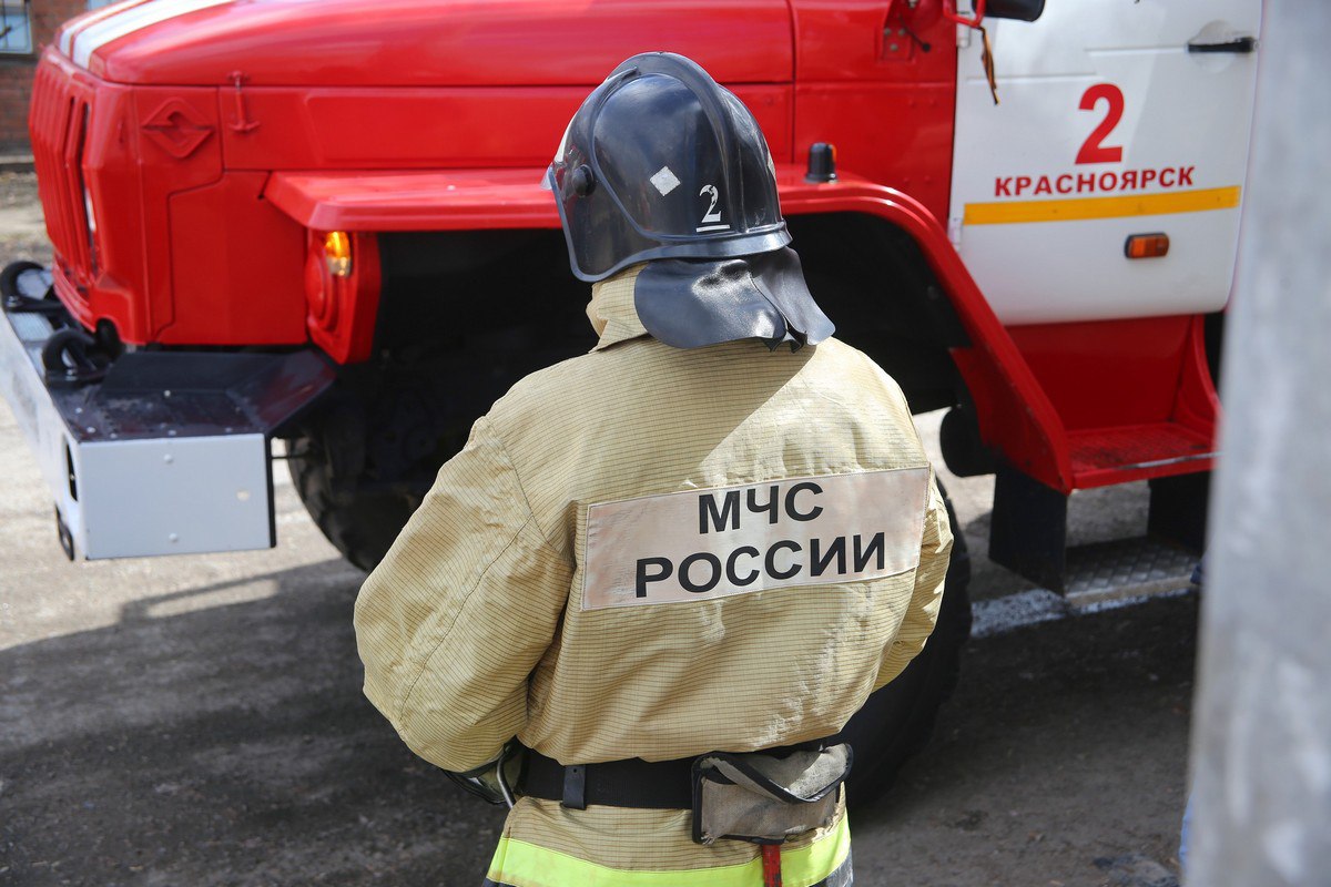 11 июля в поселке Емельяново загорелся дом, огонь повредил стены и кровлю на площади 60 квадратных метров. После того, как огонь потушили, было обнаружено тело мужчины. Предварительные причины ЧП – неосторожное обращение с огнем. Такой же дом сгорел и по другую сторону Красноярска – в садовом обществе «Ветеран-10» Березовского района. Все живы, пострадавших тоже нет. Предварительная причина – короткое замыкание. Итого за сутки пожарные 12 раз выезжали на вызовы. И плюс 5 раз пришлось помогать госавтоинспекторам ликвидировать последствия ДТП. Так, на дороге «Абан – Почет» водитель иномарки не справился с управлением и перевернулся, машина загорелась. Пострадали 2 человека.