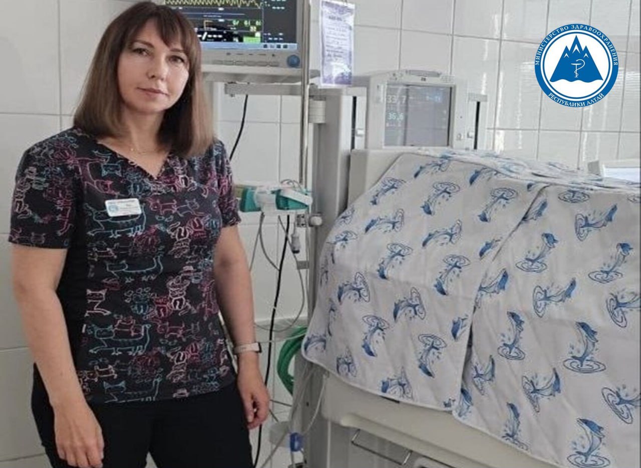 В Перинатальный центр Республики Алтай поступило новое современное оборудование Теперь медики смогут оказывать ещё более качественную помощь новорожденным детям Пять современных неонатальных реанимационных стола которые будут установлены в родильных залах Четыре инкубатора для выхаживания недоношенных детей в том числе и детей с экстремально низкой и очень низкой массой тела Инкубаторы будут установлены в отделении реанимации новорожденных и отделении патологии новорожденных Шесть новых аппаратов искусственной вентиляции лёгких часть из которых оснащены блоком высокочастотной вентиляции Аппараты были крайне необходимы для выхаживания недоношенных детей и детей с острой лёгочной патологией Десять мониторов слежения два из которых транспортные они могут использоваться для мониторного слежения при межгоспитальной или внутригоспитальной транспортировках малышей Остальные восемь мониторов стационарные Вся техника оснащена современными электронными устройствами контроля за состоянием малыша А в ближайшее время ожидается поступление открытых реанимационных систем Оборудование поступило благодаря федеральному проекту Охрана материнства и детства национального проекта Семья Фото Минздрав Республики Алтай новости Подписывайтесь на Вести Эл Алтай МАКС Телеграм