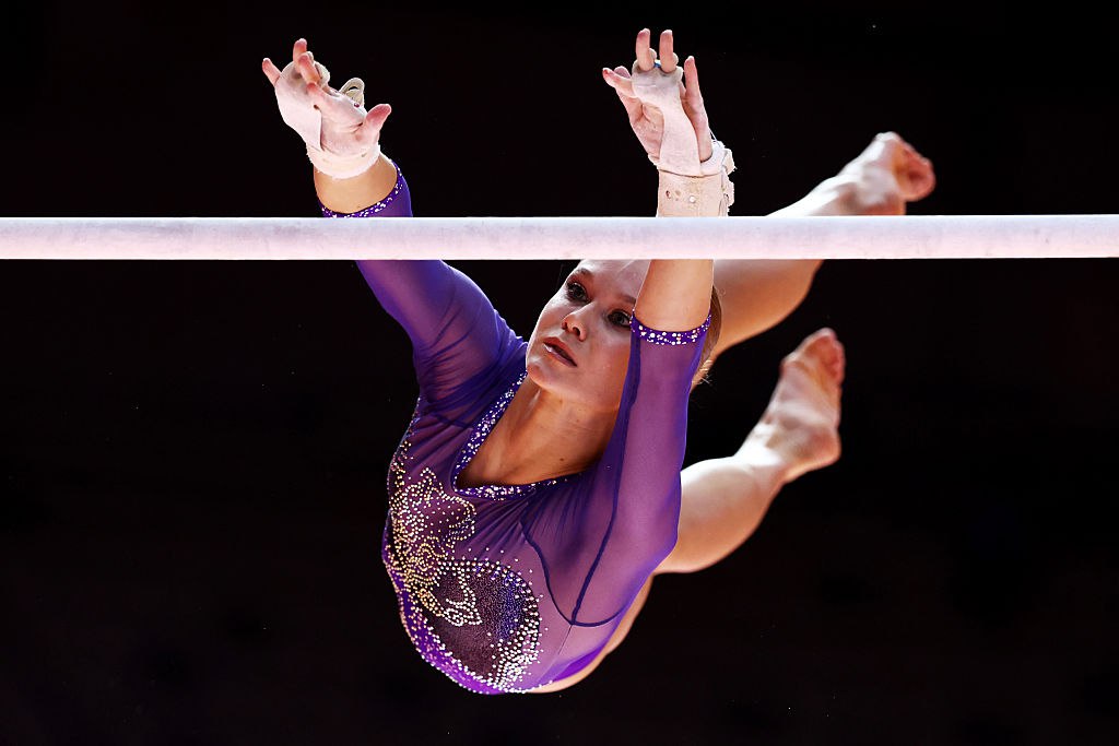 Мельникова заняла первое место в туре немецкой гимнастической Бундеслиги Вчера Ангелина выступившая по приглашению клуба TSV Tittmoning Chemnitz показала лучший результат в сумме на четырёх снарядах 55 40 балла Второе место заняла Сильвия Штор из TG Mannheim 53 75 третье Карина Шонмайер из TSV Tittmoning Chemnitz 53 70 Команда Мельниковой заняла первое место набрав 205 050 балла Вторыми стали спортсменки из Мангейма 197 350 бронзу завоевал клуб из Штутгарта 191 150 Финал состоится 29 ноября в Гейдельберге news matchtv Yong Teck Lim Getty Images