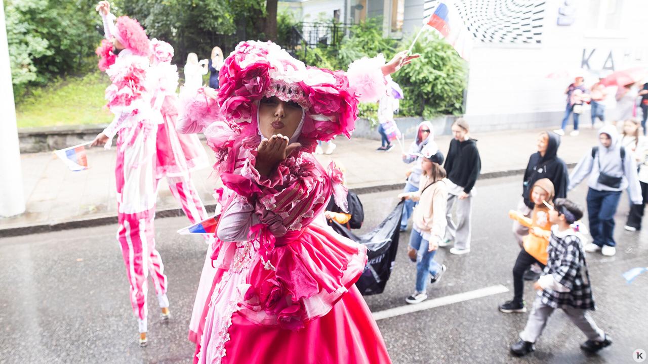 Выставка фестиваль на набережной и миллион гостей как отметят юбилей Калининградской области На что могут рассчитывать местные и гости рассказал министр по культуре и туризма Андрей Ермак Калининградская область станет регионом партнёром федеральной выставки путешествий на ВДНХ которая проходит летом в Москве У региона будет крупнейший стенд приоритет в деловой программе розыгрыши призов интерактивы и выступления творческих коллективов Это будет большая вселенная туризма мы должны быть в центре выставки Там всё деловая программа викторины розыгрыши презентации Можно даже забег туристов с фотоаппаратами устроить всё что захотим C 6 по 9 апреля в области пройдут Дни армейской культуры при участии Минобороны Следом 16 17 апреля состоится Балтийский культурный форум C 24 по 31 мая пройдут самые масштабные российско китайские молодёжные игры В нашем регионе спортсмены из двух стран поборются в 12 дисциплинах С 13 по 16 мая Калининградская область проведёт собственные дни в Национальном центре России С 29 июня по 5 июля пройдет фестиваль искусств под условным названием Русская Балтика 4 июля в официальный День рождения области состоится галаконцерт Есть идея сделать праздничную набережную от Музея Мирового океана через новый философский мост до Рыбной деревни Поставить 5 6 тематических сцен как в порту Гамбурга где собирается миллион человек Также в июне июле пройдёт юбилейный форум ШУМ а в сентябре Калининград примет большой слёт представителей портовых городов Завершатся торжества традиционно фестивалем Зимние каникулы на Балтике