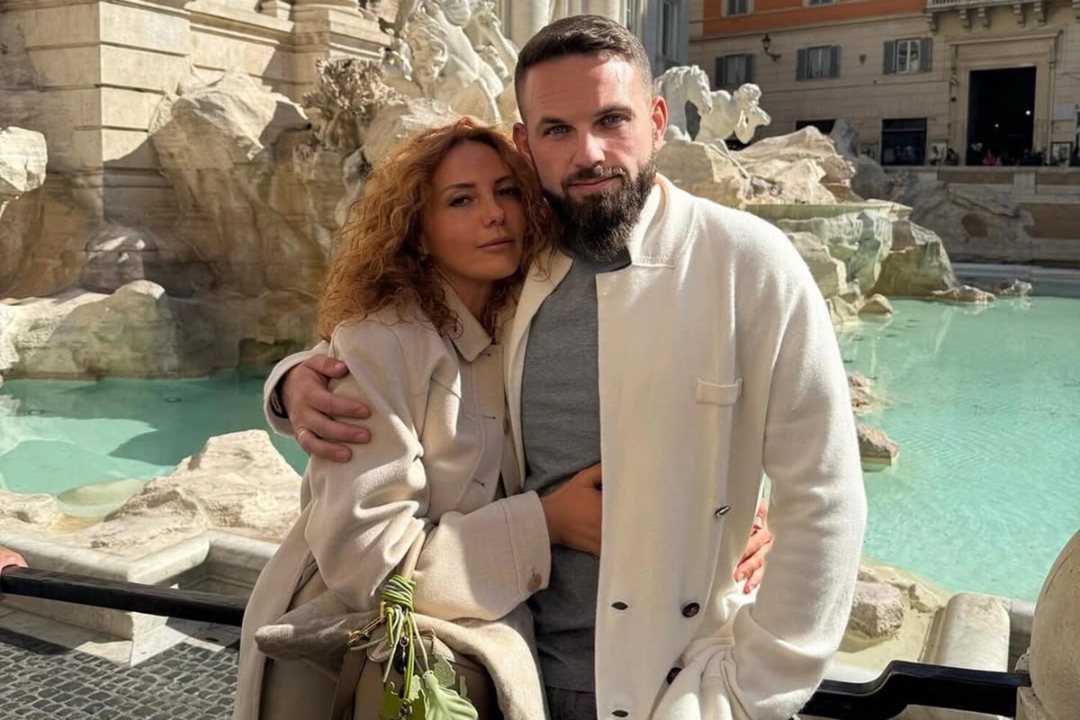 Тела бизнесмена Романа Новака и его супруги обнаружили в ОАЭ Oб этом сообщает 78 ru По данным портала их нашли в пустыне на пустыре около двух недель назад Подробности о том какие травмы были на их телах и другие детали не приводятся Об убийстве пары стало известно в октябре после того как в полицию обратились их родственники Супруги находились в ОАЭ и должны были встретиться с инвесторами в городе Хатта Личный водитель привез их к озеру где они пересели в салон другой машины После этого пара не выходила на связь Предполагалось что похитители требовали у бизнесмена крупную сумму которую он мог держать на криптокошельке Тела Новака и его жены якобы расчленили Сотрудники правоохранительных органов России задержали причастных к убийству Они по версии МВД заблаговременно арендовали машину и помещения где удерживали семью ruoxuaz РоманНовак ОАЭ   Новости Азербайджана Написать нам