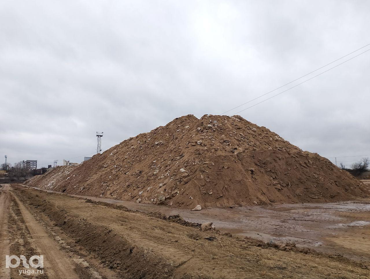 Вот так выглядит 125 тыс. тонн замазученного песка, вывезенного под Анапу  Это хутор Воскресенский, власти планируют хранить горы песка с мазутом здесь до 1 апреля.   За три недели на территории образовались горы, между которыми организовали дорогу для проезда грузовиков. На кадрах источника Юга.ру также видны мешки, в которые волонтеры лопатами собирали мазут с пляжей.  Всего площадка вмещает до 200 тыс. тонн. Замазученный песок отправляют сюда с 23 декабря. Тогда власти пообещали, что на временной площадке его будут хранить 2-3 недели, после чего отправят на утилизацию.   Однако по последним данным оперштаба Кубани, площадка будет работать до 1 апреля.  С этой площадкой за последний месяц произошло уже три скандала. Подробнее о них рассказываем в новости.  Подписаться:  , связь с редакцией: