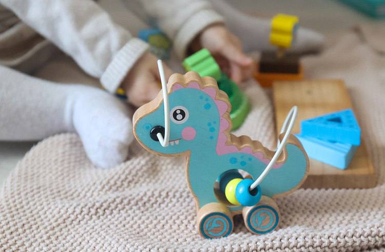 Студентам с детьми больше поддержки В Приморском крае увеличили ежемесячную выплату студентам за рождение ребёнка с 10 до 15 тысяч рублей Такое решение депутаты приняли на очередном заседании Законодательного собрания края Важно что теперь мера поддержки распространяется не только на студентов вузов но и на обучающихся колледжей очной формы обучения С 1 января 2026 года выплату в размере 15 тысяч рублей смогут получать мама или папа студент очного отделения без учёта дохода семьи Обязательное условие постановка матери на учёт в медицинской организации в ранние сроки беременности Мы расширяем действующую меру поддержки на студентов колледжей поскольку в системе СПО почти в три раза больше молодых мам чем в вузах Это поможет спокойнее совмещать учёбу и заботу о ребёнке отметил министр Сергей Дубовицкий Для тех кто уже получает выплату 10 тысяч рублей а также для семей с детьми рождёнными до 1 января 2026 года действующие условия сохраняются Новая мера будет работать до 31 декабря 2028 года Подписаться на министерство профобразования Приморья