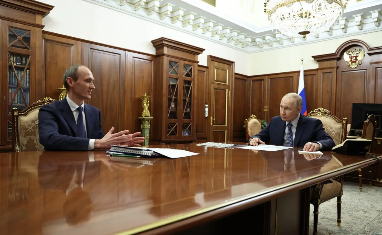 Владимир Путин поручил доработать систему возмещения ущерба гражданам которые стали жертвами мошенников Об этом президент заявил на встрече с вице премьером Дмитрием Григоренко Господин Григоренко отметил что в 2025 году количество IT преступлений в России сократилось на 12 а средний размер ущерба причиненного гражданам снизился благодаря внедрению антимошеннических мер По словам вице премьера на Госуслугах планируется внедрить красную кнопку для оповещения банков и операторов о случаях мошенничества Дмитрий Григоренко также уточнил что самозапрет на получение кредитов и займов оформили свыше 26 млн человек kremlin Подписывайтесь на Ъ в Telegram в MAX Оставляйте бусты