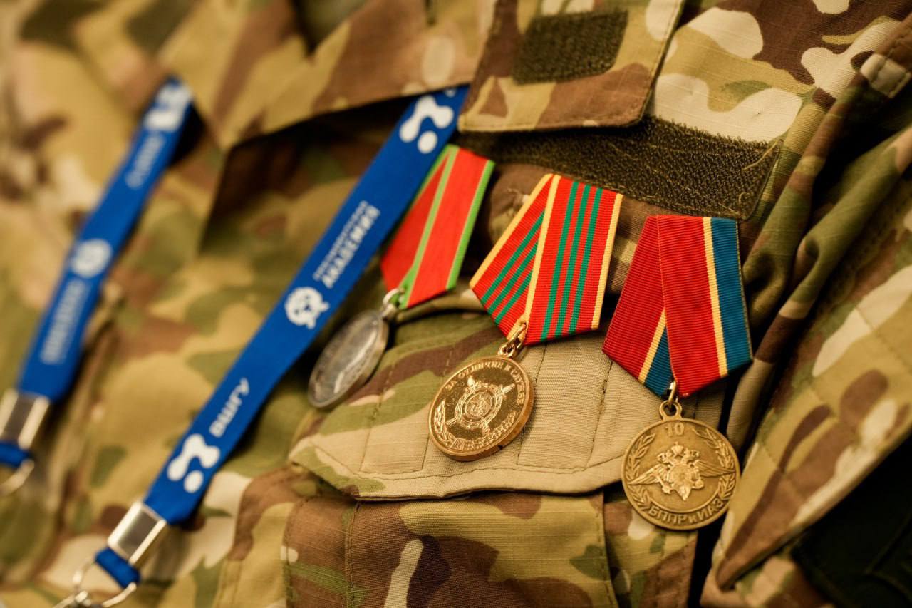 Программа Герои Подмосковья помогает реализовывать свои собственные проекты Об этом рассказал участник проекта подполковник Леонид Тихонравов Именно благодаря программе я вышел на людей которые мне на данный момент помогают что то делать реализовывать поделился Тихонравов Сейчас у подполковника есть собственный проект по соцреабилитации бойцов СВО он представил его во время обучения в Сенеже Программа действует в Московской области по поручению президента для ветеранов СВО и бесплатно готовит их к управленческой карьере предлагая стажировки и последующее трудоустройство