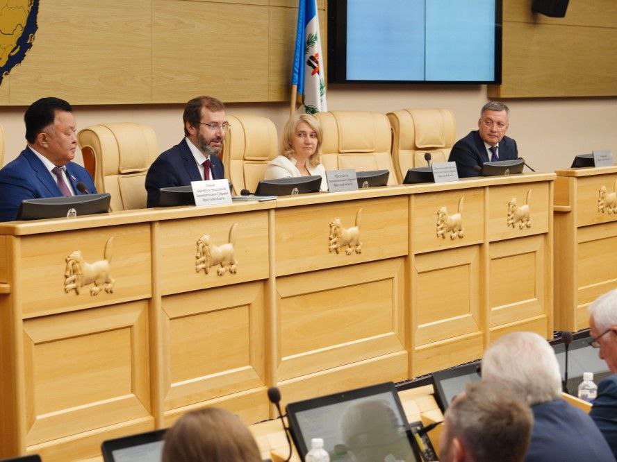 В Иркутской области треть междугородних маршрутов будет работать по регулируемым тарифам. Изменения в законодательство о пассажирских перевозках приняли сегодня на сессии ЗС. «Поправки, которые сегодня рассмотрели на сессии, – это те механизмы, которые позволят повысить комфортность поездок, обновить автобусы, прийти к цифровизации оплаты», – прокомментировал глава парламента Александр Ведерников.