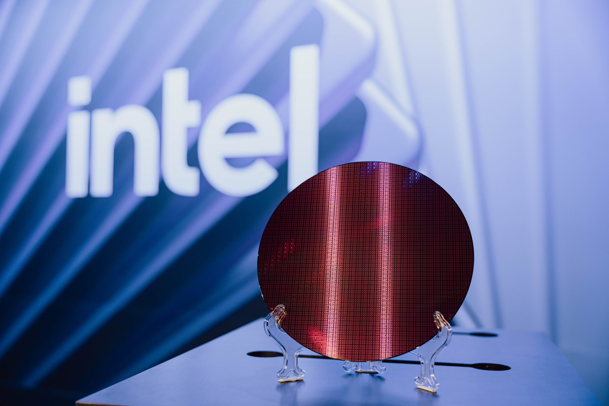 Глава Intel мы вышли на прибыль Intel 18A скоро Intel отчиталась о финансах за третий квартал 2025 года и впервые за долгое время показала чистую прибыль в размере 4 1 млрд хотя еще год назад компания тонула в убытках На фоне этого глава Intel Лип Бу Тан похвастался что первые чипы на новом техпроцессе 18A выйдут до конца года речь о мобильных Panther Lake Основная презентация Core Ultra Series 3 состоится на выставке CES 2026 в январе а во второй половине года выйдут решения Nova Lake S на LGA 1954 которые получат до 52 ядер и графику Xe3 Кроме того Intel уже разрабатывает техпроцесс 18A P оптимизированный вариант с приростом производительности на 10 Также в процессе создания и новый техпроцесс Intel 14A Мой Компьютер