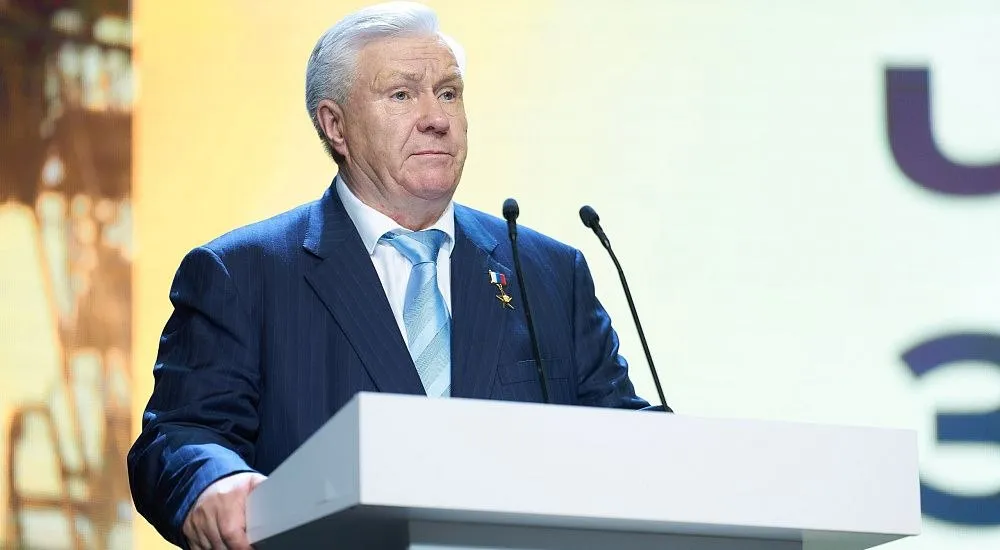 Неужто окончилась эпоха Совет директоров Сургутнефтегаза на заседании 28 апреля обсудит вопрос о назначении генерального директора Гендиректор компании назначается советом директоров на пять лет Сейчас этот пост занимает Владимир Богданов Он работает в Сургутнефтегазе с 1976 года занимает пост главы компании с 1984 года когда был назначен генеральным директором ПО Сургутнефтегаз С 1993 г генеральный директор ОАО Сургутнефтегаз ныне ПАО