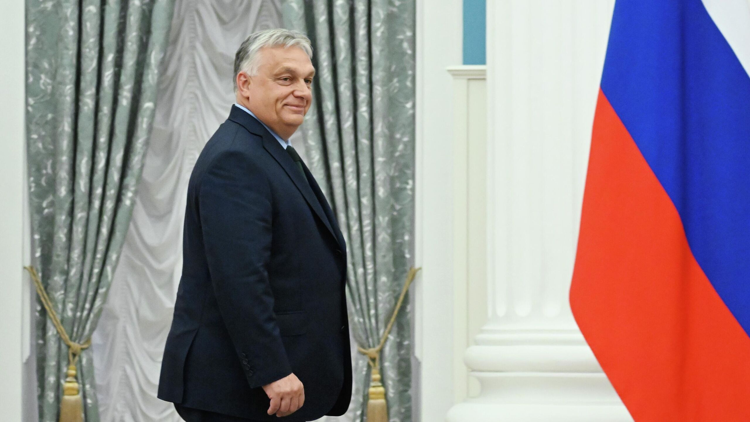 Премьер министр Венгрии Виктор Орбан анонсировал визит крупной делегации в Россию Огромная бизнес делегация на днях в начале декабря едет в Москву обсуждать исключительно экономические вопросы сказал он выступая на мероприятии в Кечкемете По словам премьера Венгрия ведет переговоры с Россией о том как будет выстраиваться стратегическое и экономическое сотрудничество после отмены санкций В конце ноября в Москве прошла встреча президента Владимира Путина и Орбана она продлилась почти четыре часа Лидеры обсудили двусторонние отношения и ситуацию вокруг Украины Премьер назвал саммит успешным После этого он призвал как можно скорее начать переговоры на высоком уровне между Россией и Европой Запад усилил экономическое давление на Москву из за событий на Украине что привело к росту цен на электроэнергию топливо и продукты питания в Европе и США С начала спецоперации ЕС ввел уже 19 пакетов рестрикций