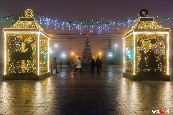 Более 12 миллионов рублей именно столько готовы потратить на украшение города к Новому году Предполагается что на улицах появятся Световые композиции Свечи и 2026 последняя сделана на основе уже имеющейся 2021 Световая арка Семья оленей 2 Световая композиция Фонтан Конструкции Крылья ангела и Снежная королева Больше о том какие новогодние украшения появятся на улицах города до 19 декабря вы можете узнать тут V1 RU теперь в MAX