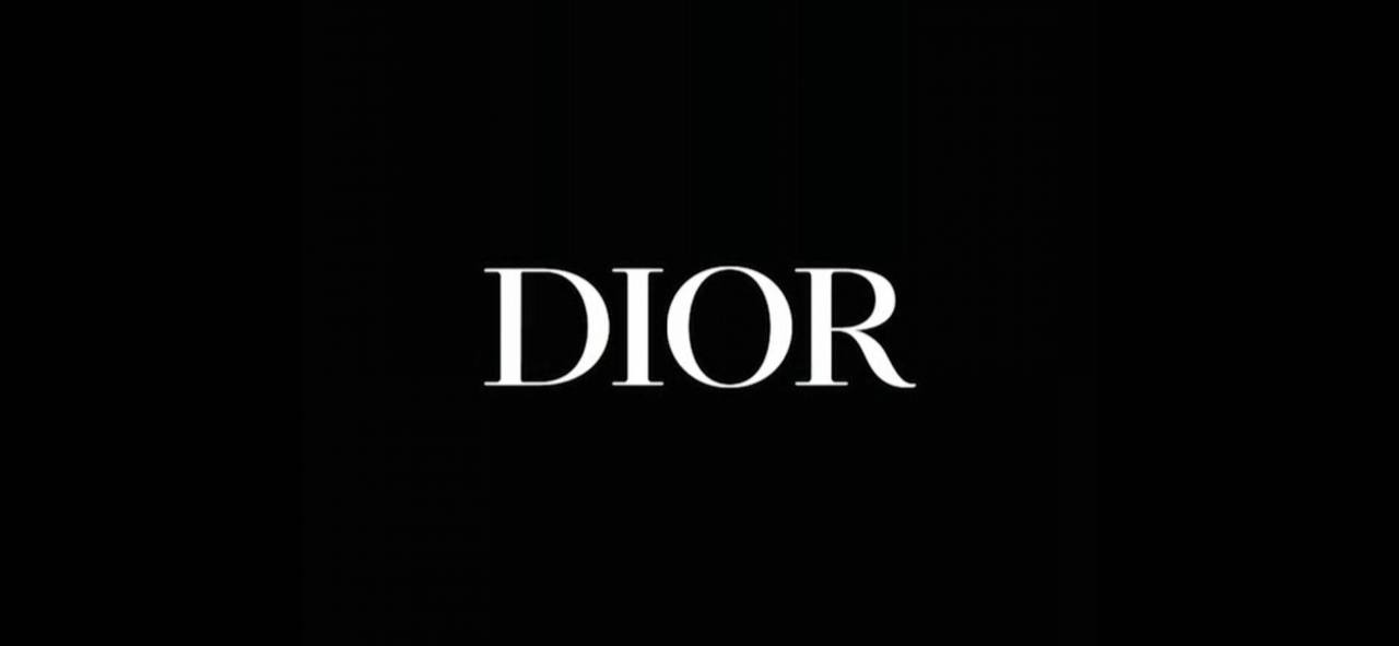 Джонатан Андерсон стал новым креативным директором Dior. Дизайнер возглавит женскую, мужскую и кутюрную линии модного дома. Свою первую коллекцию Dior Men Summer 2026 Андерсон представит 27 июня в Париже. Ранее он занимал должность креативного директора Loewe, также входящего в конгломерат LVMH.