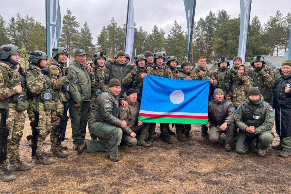 10 лучших воспитанников центра ВОИН стали гвардейцами 10 воспитанников якутского филиала военно патриотического центра ВОИН удостоены высшей ступени отличия звания Курсант гвардеец Эта награда присваивается за выдающиеся успехи в освоении программы спортивные победы и активную общественную работу Торжественные церемонии вручения знаков различия пройдут в январе 2026 года Система ступеней отличия была внедрена по поручению вице премьера Юрия Трутнева и призвана мотивировать курсантов к дальнейшим достижениям Среди награжденных участники и победители первых всероссийских соревнований Путь воина где команда из Якутии одержала общую победу Глава республики Айсен Николаев лично поздравил воспитанников центра отметив их силу воли и командный дух Центр ВОИН созданный по поручению президента ведет работу в 21 регионе страны и якутские курсанты уже доказали что являются одними из сильнейших в этом движении Фото правительство Якутии