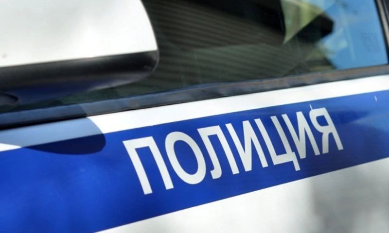 Жулики развели ярославскую студентку на 9 млн. рублей Неизвестный позвонил девушке и представился курьером по доставке цветов и под предлогом передачи букета попросил сказать код из пришедшего сообщения. Потом пострадавшей позвонила неизвестная и представилась сотрудником «Роскомнадзора», и сообщила, что неизвестные получили доступ к ее аккаунту в банковском приложении. И чтобы спасти деньги, девушке, по словам мошенницы, нужно перевести свои деньги на «безопасный счет». Потерпевшая выполнила указание и прийдя в парк, передала сумку с наличными на сумму более 7 млн. рублей. Преступники не спешили оставлять свою жертву и вновь позвонили ей, на этот раз один из жуликов представился полицейским и убедил студентку продать дорогое авто, а деньги от продажи передать незнакомке. Общий ущерб составил около 9 млн. рублей. - Возбуждено и расследуется уголовное дело по статье «мошенничество, совершенное в особо крупном размере», - сообщили в УМВД России по Ярославской области. Подпишитесь Прислать новость