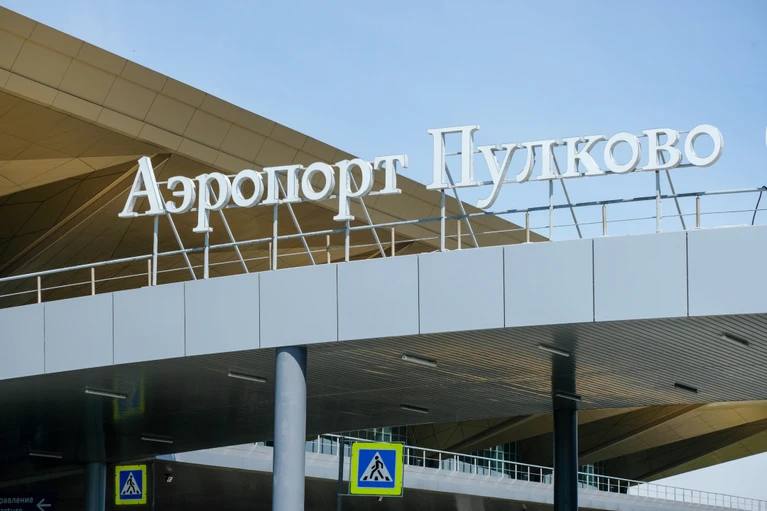 Перед ПМЭФ в Пулково открыли новую дорогу для личного транспорта и такси Третью транспортную линию запустили вдоль пассажирского терминала в аэропорту. Дополнительный въезд разгрузит старые полосы, ожидается, что пропускная способность зоны прибытия увеличится на 40%. А это как раз то, что нужно в дни проведения Петербургского международного экономического форума. Среднее время проезда от шлагбаума до выезда теперь составит до четырёх минут. : Артём Килькин : СПб — отдай свой буст нам