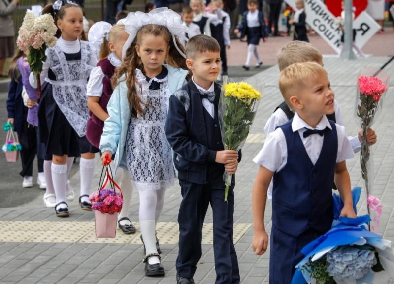Родители первоклассников на Камчатке педагогов-мужчин не жалуют Сервис по поиску работы SuperJob выяснил, кого родители камчатских первоклассников предпочитают видеть первым учителем своих детей, передаёт РАИ «КАМЧАТКА-ИНФОРМ». По данным опроса, для 37% отцов и 33% матерей первоклассников женщина – лучшая кандидатура на роль первого учителя их ребёнка. Предпочли бы учителя-мужчину 6% респондентов. Для 55% родителей пол не имеет значения. Отвечая на вопрос о предпочтительном возрасте первого учителя, 42% родителей первоклассников говорили о том, что педагоги в возрасте от 30 до 40 лет – идеальный вариант для их детей в силу достаточного опыта и зрелости, присущих среднему возрасту. Педагогов до 30 лет предпочитают лишь 6% родителей, 40-50 лет – 17% родителей. Учителей старше 50 лет считают идеальными ... Читать на сайте: