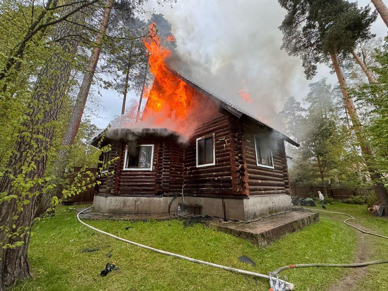 Вчера огнеборцы 227-й и 310-й пожарно-спасательных частей #Мособлпожспас совместно с сотрудниками федерального ведомства ликвидировали пожар в деревне Поздняково Красногорского округа и отстояли от огня соседние здания. Сообщение о пожаре поступило в единую службу экстренных вызовов #112 от хозяина дома, который пытался своими силами потушить возгорание, однако справиться со стихией самостоятельно не удалось – пламя распространялось очень быстро. Прибыв по указанному адресу, работники дежурных караулов приступили к тушению огня и защите близлежащих домов. 26 человек боролись со стихией, не давая пламени перекинуться на соседние участки. Благодаря слаженной работе, специалисты ликвидировали пожар на площади 150 кв. м, отстояв соседние дома. К счастью, обошлось без пострадавших. "Мособлпожспас"