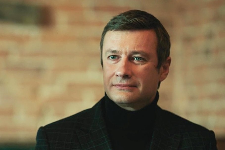 Актер Владимир Колганов известный по ролям в сериалах Улицы разбитых фонарей Убойная сила и Тайны следствия стал обвиняемым по уголовному делу о фотосъемке порнографического характера с использованием малолетних потерпевших а также о последующем распространении этих снимков в социальных сетях В пресс службе ГСУ СК России по Санкт Петербургу рассказали что в рамках дела было задержано двое мужчин В ходе проведения обысков по местам их проживания были изъяты физические носители с данными подтверждающими размещение порнографических материалов Как сообщили ТАСС в правоохранительных органах возраст потерпевших один два года фотосъемка производилась не позднее 2015 года Расследование продолжается Фото Kino teatr Подписаться на Российскую газету в Читать нас в MAX