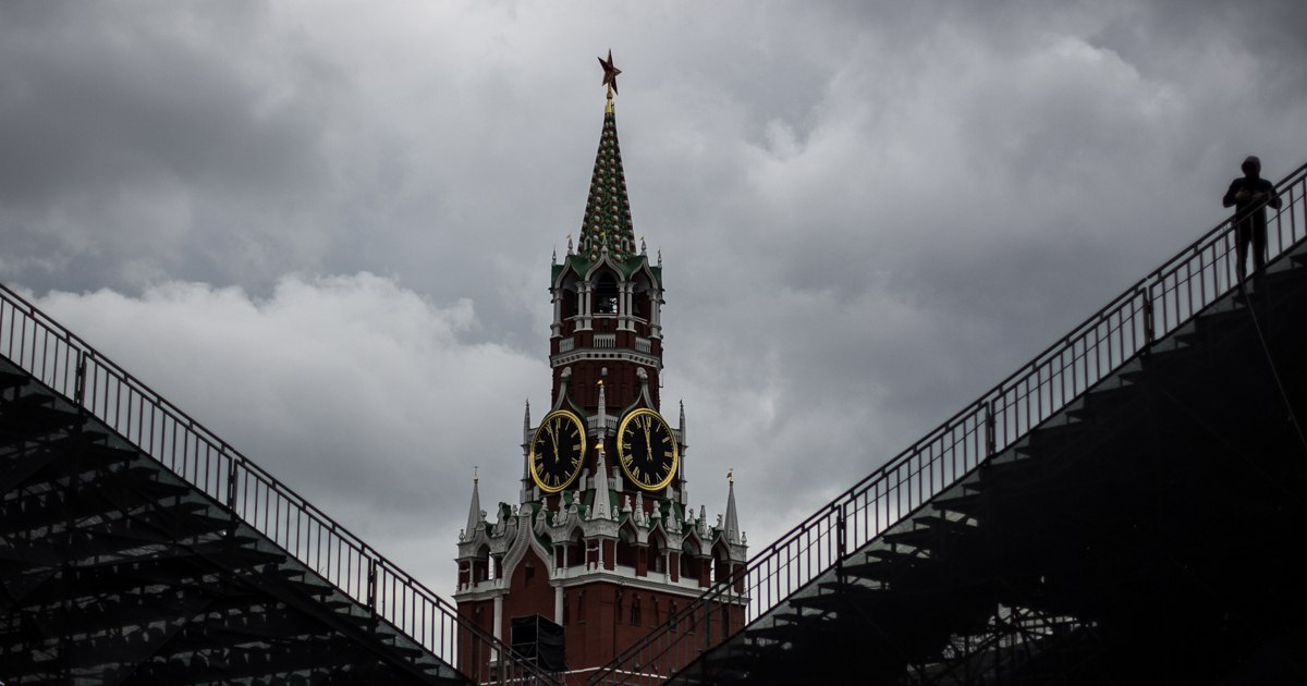 Новые санкции США против РФ осложняют восстановление отношений Песков По его словам Россия должна ориентироваться на свои интересы Наши интересы это выстраивание добрых отношений со всеми странами в том числе и Соединёнными Штатами Конечно действия которые были предприняты на этой неделе они стали недружественным шагом Они действительно нанесли вред перспективам реанимации наших отношений Но это не значит что мы должны отказываться от этих устремлений Мы должны делать то что выгодно нам сказал Песков